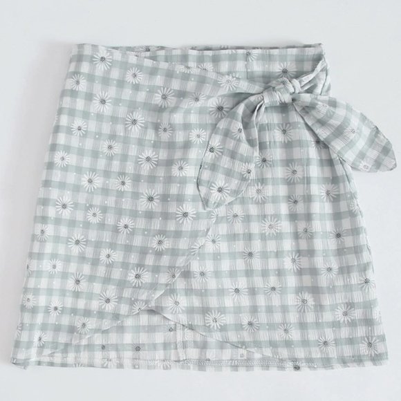 SHEIN Daisy Floral Plaid Tie Front Wrap Skirt - Picture 2 of 8